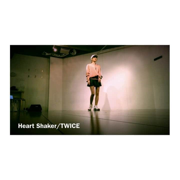 篠崎瑞希のインスタグラム：「. だいすきな#TWICE の#HeartShaker のサビの練習動画です！ちなみにわたしはミナ推しです💓 #트와이스#ダンスカバー#踊ってみた#dance」