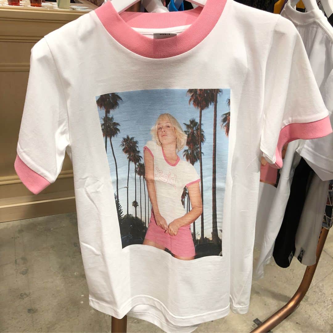 Numero TOKYOさんのインスタグラム写真 - (Numero TOKYOInstagram)「「Chloe Sevigny for X-girl」コレクションのローンチイベントのためにクロエ・セヴィニー本人が来日！ 90sムードたっぷりな、いま着たいTシャツの数々は売り切れ必至！ 明日から発売です。 #xgirl_chloe #xgirl #chloesevigny @chloessevigny @xgirljp」4月12日 19時51分 - numerotokyo