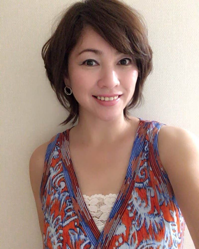 田中悦子さんのインスタグラム写真 - (田中悦子Instagram)「今日は暑く感じました❣️ もうこんな夏服でもいい？😂 二の腕太いから カーディガン羽織るけどね😬  #ootd#fashion #outfit #bcbgmaxazria #大人女子#大人女子コーデ#ショートヘア#もう切らなきゃ#bimajo#tkc#love #いつも心に#笑顔で#followme」4月12日 19時50分 - etsuko.reborn25