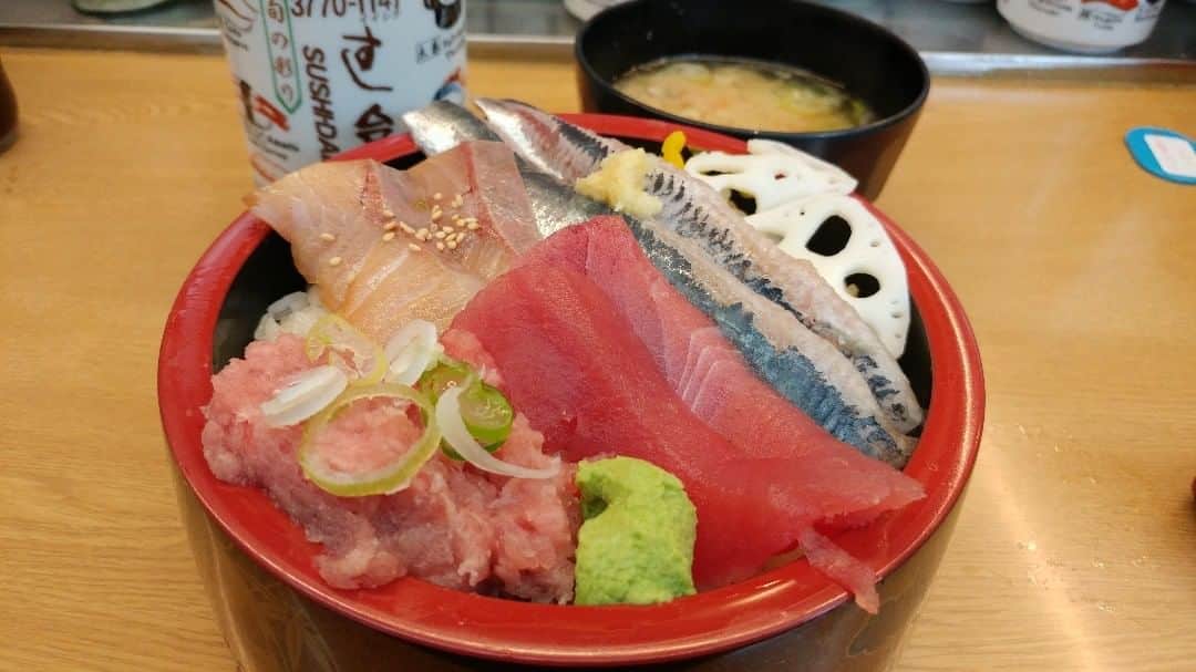 ホットペッパーグルメ公式アカウントのインスタグラム：「流石の写真を投稿してくれたのは東京情報発信サイト『東京ルッチ』編集長である（@グルメマン）さん。 どれだけ食べ歩きを重ねても、「あそこの○○は美味しかったな」って思えるのは、一生のうちに何回あるのでしょうね。食べ歩きは自分とぴったり合う食べ物と出会う旅なのかもしれませんね♡ photo by @gourmetman #ホットペッパーグルメ」