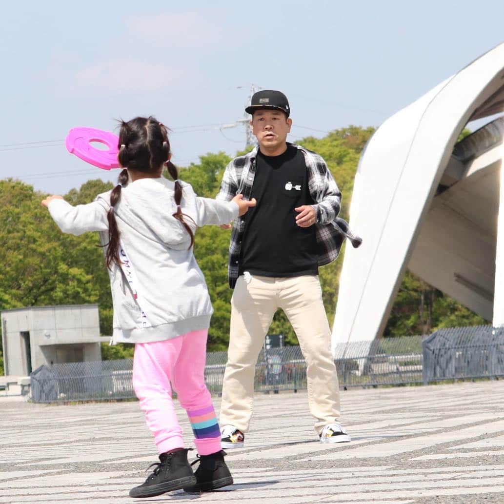 のインスタグラム：「娘とフリスビーととしふみと。 #あなたには帰る家がある #まであと１日!!」