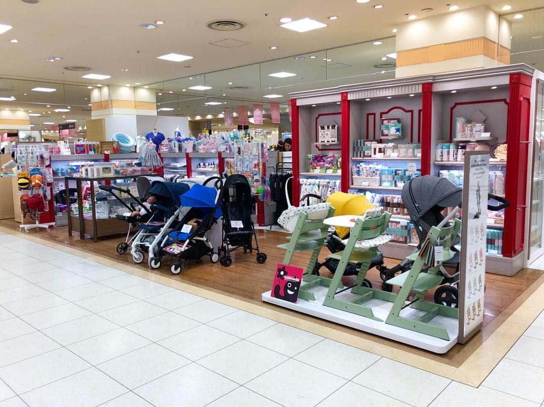 blossom39_officialのインスタグラム：「北海道の皆さま、お待たせ致しました❣️ 大丸札幌店にblossom39が先月オープンしました。札幌駅から直結なので、アクセスも便利です！是非お店に遊びに来て下さいね🎵 💙blossom39 大丸札幌店💙 札幌市中央区北5条西4丁目7番地 大丸札幌店４階 TEL.011-212-1839  営業時間:10:00〜20:00 #blossom39#ブロッサム39#大丸札幌#札幌#北海道#ベビーカー#bugaboo#cybex#stokke#yoyo#maclaren#inglesina」
