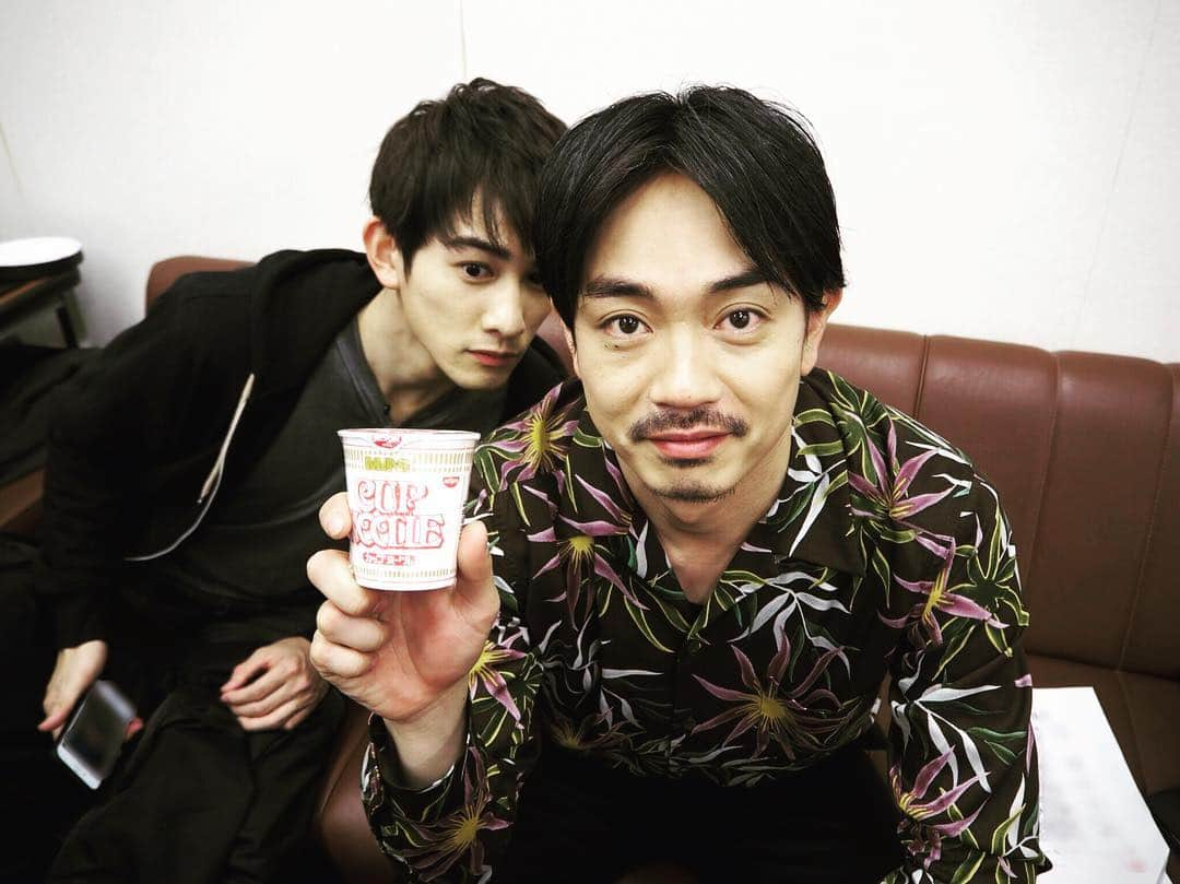 小澤雄太さんのインスタグラム写真 - (小澤雄太Instagram)「本日この男誕生日です。 おめでとう！33のゾロ目！  メイキングも是非チェックして下さい！✨ #cm #日清カップヌードル #予算委員会 #劇団EXILE #青柳翔 #町田啓太 #小澤雄太 #ヤバいなんか熱い #鵺獲一家 #yuta_ozawa #おざっつ #なんでもない日々 #更新」4月12日 12時07分 - yuta_ozawa_official