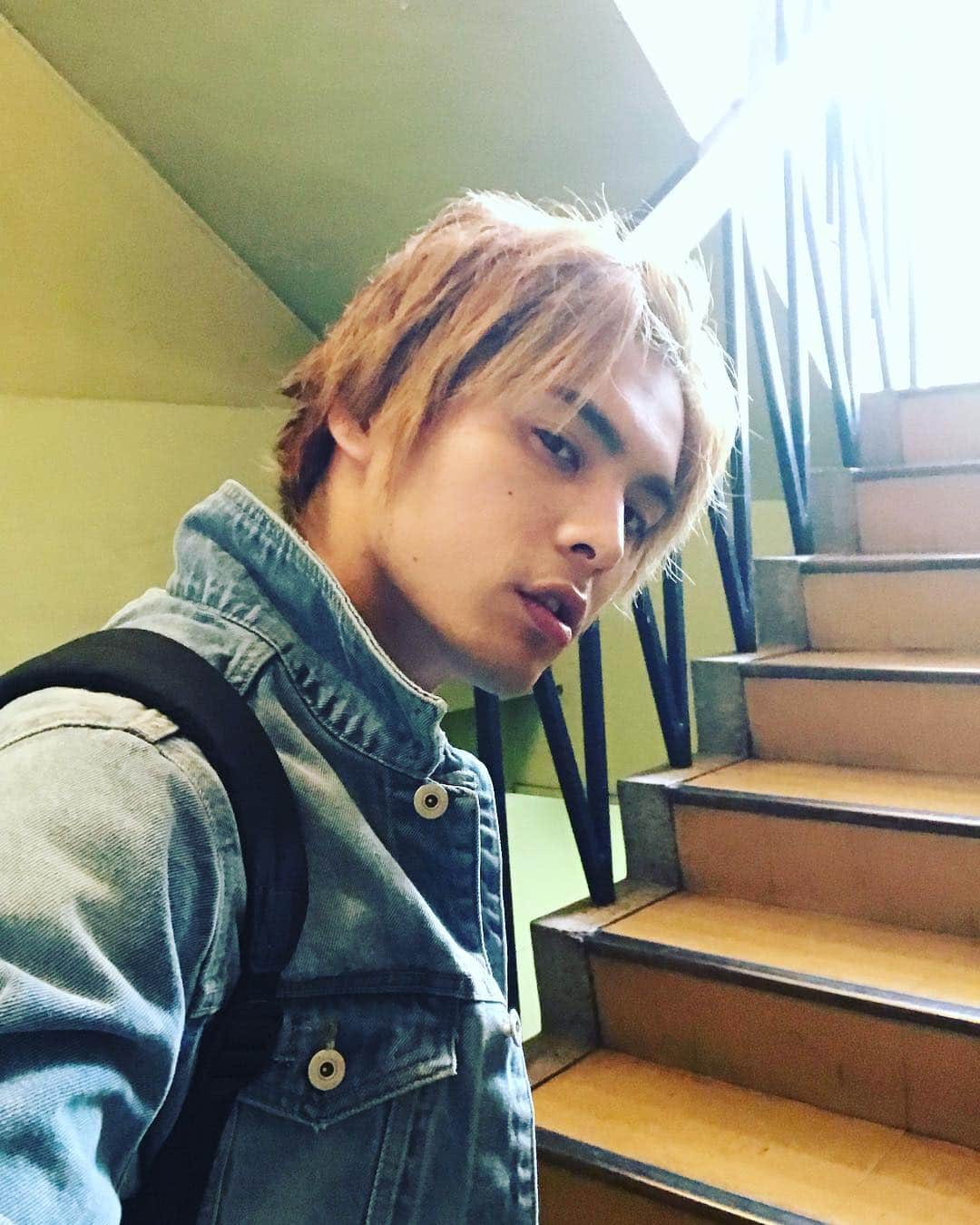 草野博紀のインスタグラム：「今日はまた別現場さー  楽しみすぎる。お時間ある方は是非足を運んでくださいませ！  4/25〜30@築地ブディストホール #ダレンジャーズ https://t.co/RCn3WnC55v 5/9〜13@紀伊國屋ホール #home http://teamodac.net/news/?p=2530」