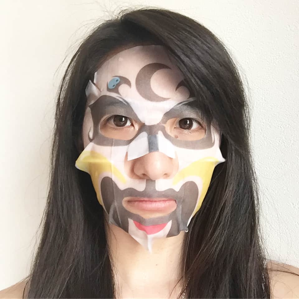矢部あやさんのインスタグラム写真 - (矢部あやInstagram)「香港で買った謎のフェイスパック。 裏面にハングル文字書いてあるから韓国のかも。 何の柄だかは正直全然わからない。 ・ #facepack #facemask #shiningnaturepurity  #koreanbeauty  #フェイスパック #韓国製 #意外とお気に入り」4月12日 12時53分 - yabe0622