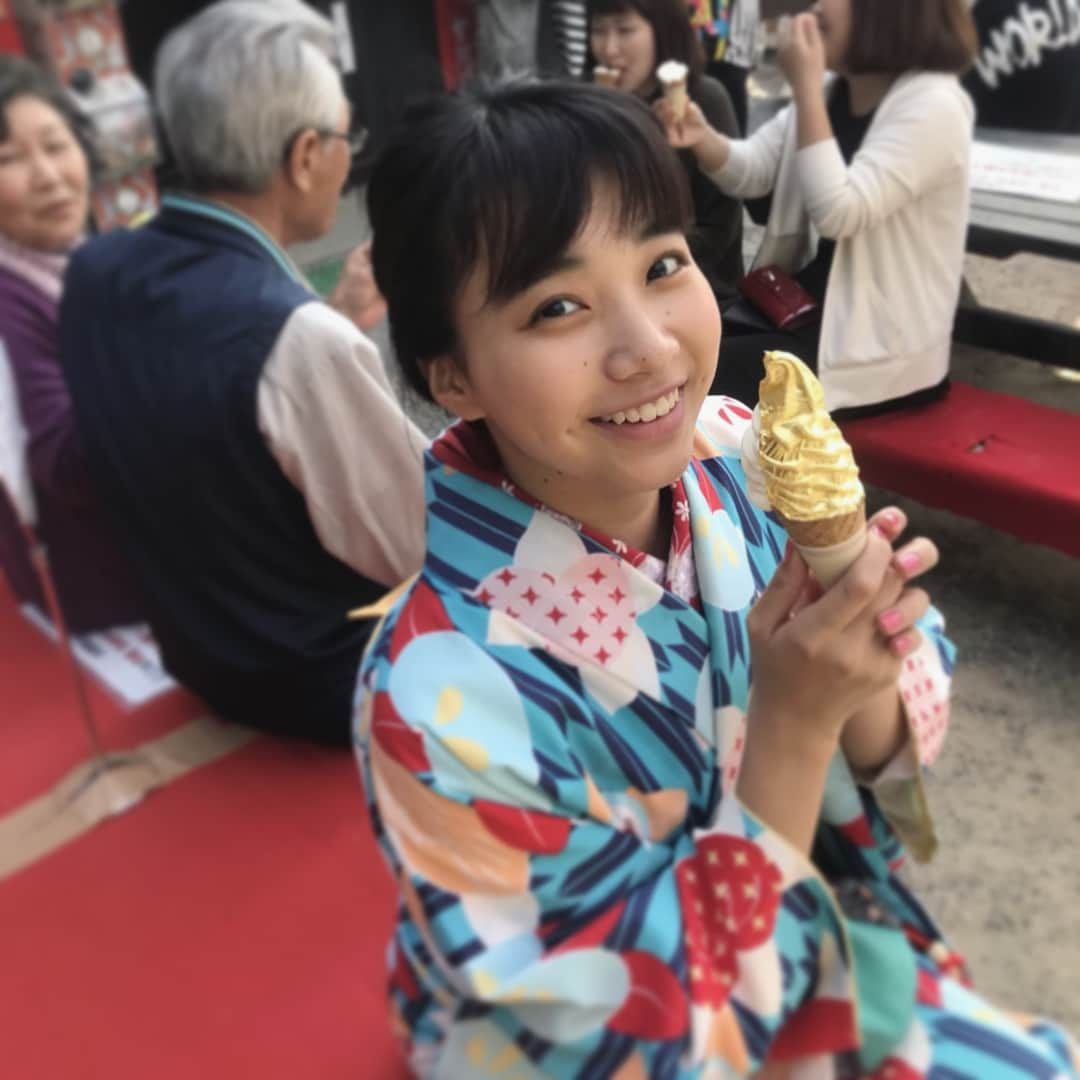 坂ノ上茜さんのインスタグラム写真 - (坂ノ上茜Instagram)「. 金箔ソフトクリーム🍦 にやり。 #金沢」4月12日 13時08分 - sakanoueakane