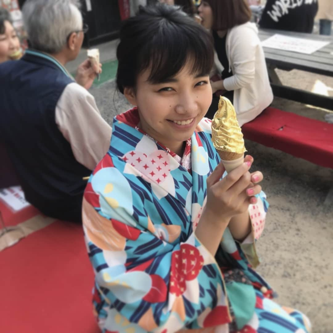 坂ノ上茜さんのインスタグラム写真 - (坂ノ上茜Instagram)「. 金箔ソフトクリーム🍦 にやり。 #金沢」4月12日 13時08分 - sakanoueakane