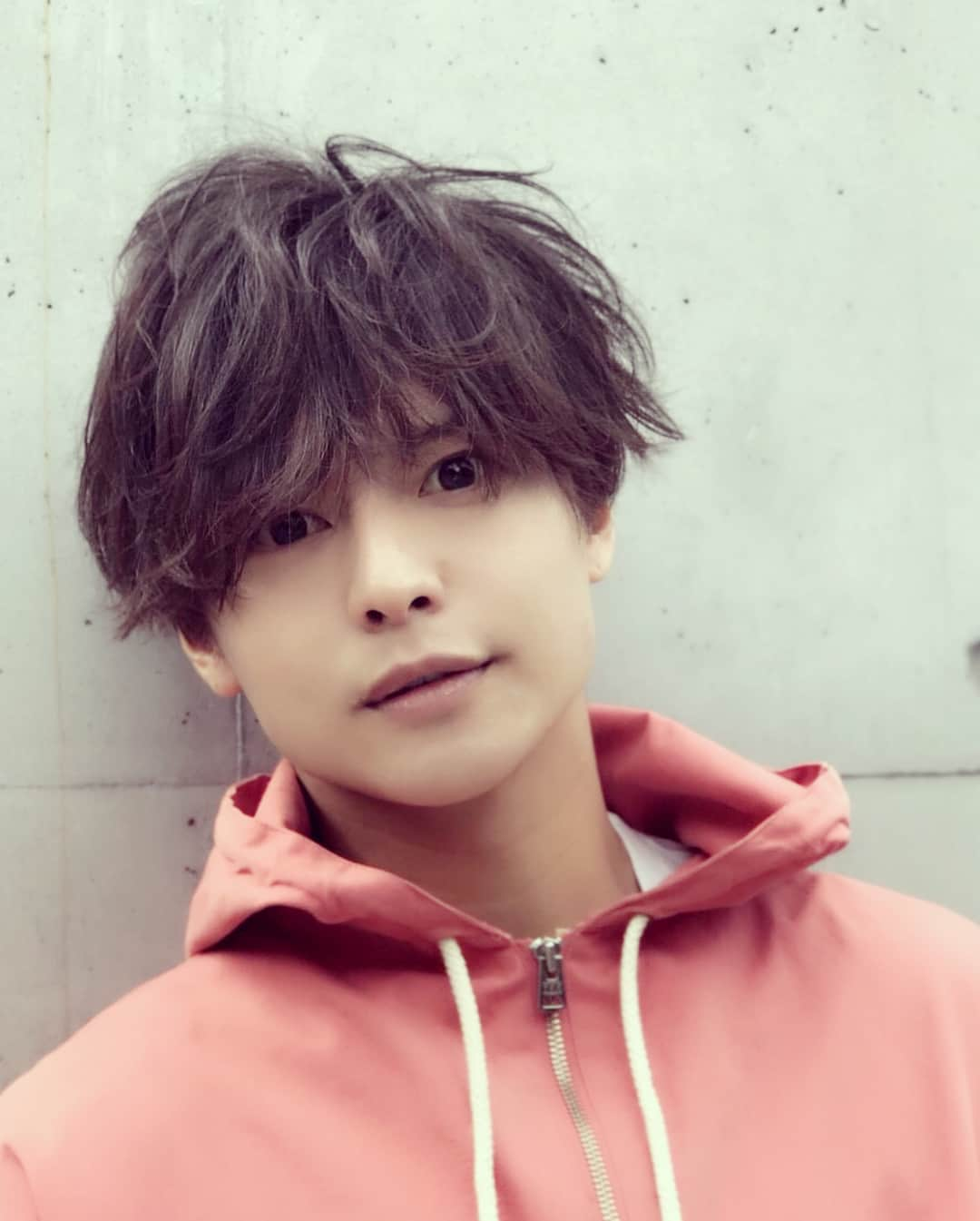 鈴木勤（ごんごん）さんのインスタグラム写真 - (鈴木勤（ごんごん）Instagram)「もうすぐ26歳になる(4月25日で)おっさんです笑  今日は ヘアメイクで at luvさんの小林さんにセットしてもらいました。もうすぐ 新曲のMVの公開や映画も控え 25歳の後厄も もうすぐ終わり いい流れ来てますよぉ。鈴木勤を 今年度もよろしくおねがいします。  #atluv #鈴木勤 #美容室 #hairmake #もうすぐ #誕生日 #MV #コメント大歓迎  #コメント返信 #するよ #いいね #待ってる #instagood  #你好 #pink #spring #japan #harajuku」4月12日 14時10分 - gonsuzuki0425