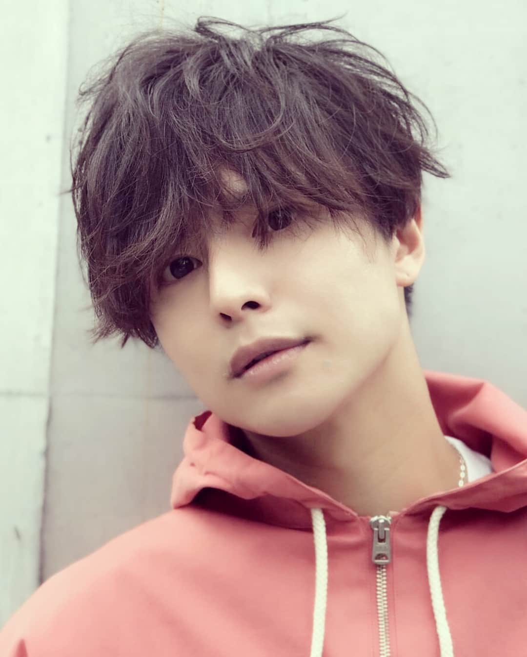 鈴木勤（ごんごん）さんのインスタグラム写真 - (鈴木勤（ごんごん）Instagram)「もうすぐ26歳になる(4月25日で)おっさんです笑  今日は ヘアメイクで at luvさんの小林さんにセットしてもらいました。もうすぐ 新曲のMVの公開や映画も控え 25歳の後厄も もうすぐ終わり いい流れ来てますよぉ。鈴木勤を 今年度もよろしくおねがいします。  #atluv #鈴木勤 #美容室 #hairmake #もうすぐ #誕生日 #MV #コメント大歓迎  #コメント返信 #するよ #いいね #待ってる #instagood  #你好 #pink #spring #japan #harajuku」4月12日 14時10分 - gonsuzuki0425