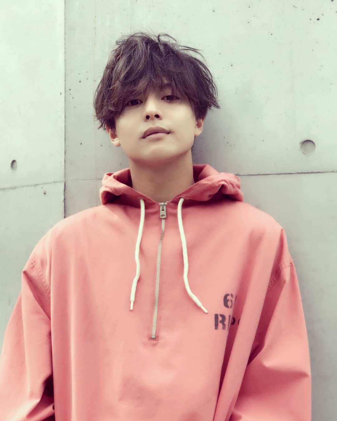 のインスタグラム：「もうすぐ26歳になる(4月25日で)おっさんです笑  今日は ヘアメイクで at luvさんの小林さんにセットしてもらいました。もうすぐ 新曲のMVの公開や映画も控え 25歳の後厄も もうすぐ終わり いい流れ来てますよぉ。鈴木勤を 今年度もよろしくおねがいします。  #atluv #鈴木勤 #美容室 #hairmake #もうすぐ #誕生日 #MV #コメント大歓迎  #コメント返信 #するよ #いいね #待ってる #instagood  #你好 #pink #spring #japan #harajuku」