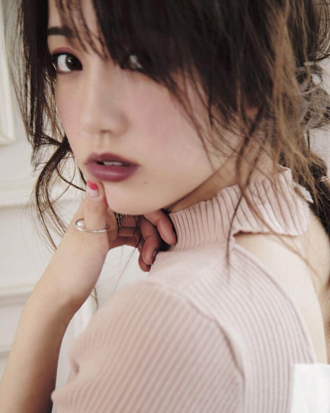加藤玲奈のインスタグラム：「本日発売のsweetの付録のメイクブックに載せていただいてます☺️ @snidel_official の春色コスメで春メイク🌸 この写真のリップはマルチクレヨン💄 付録のコスメどれも可愛すぎました💓」