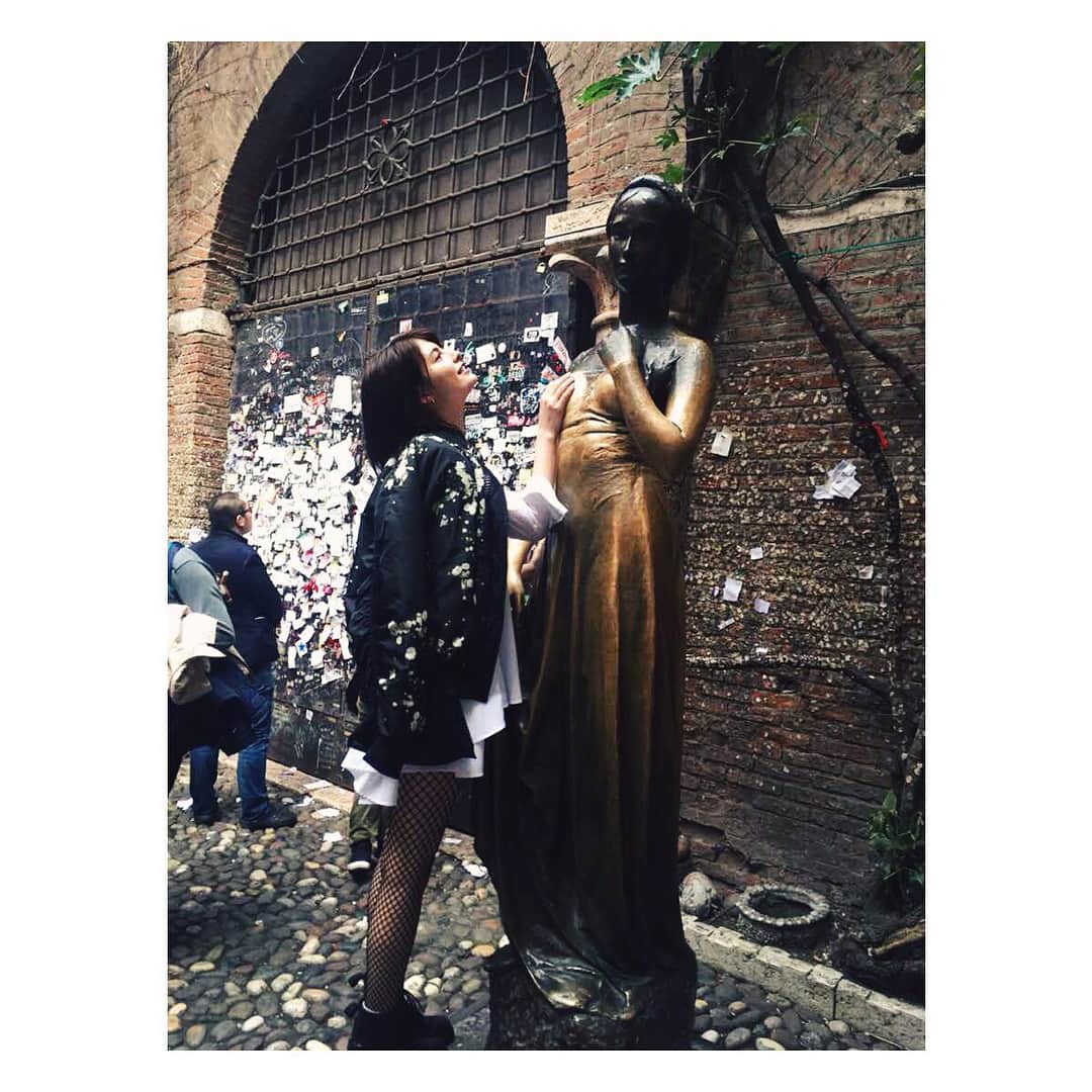 マギーさんのインスタグラム写真 - (マギーInstagram)「そして、ジュリエットの銅像の胸を触ると幸せになると聞いて... 照れながら触らせて頂きました。笑 #いや満面の笑みやんw #calzedonia」4月12日 15時01分 - maggymoon