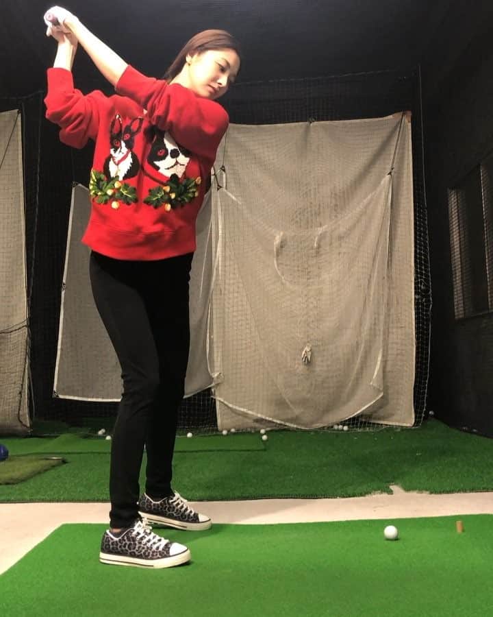 大石絵理のインスタグラム：「ゴルフレッスンはじめました⛳️ 家族みんなゴルフをするので、いっしょにやりたいなーと思って😚 へたすぎる😅😅 そして赤石先生ありがとう❤︎ @harajukugolf_academy  #golf」