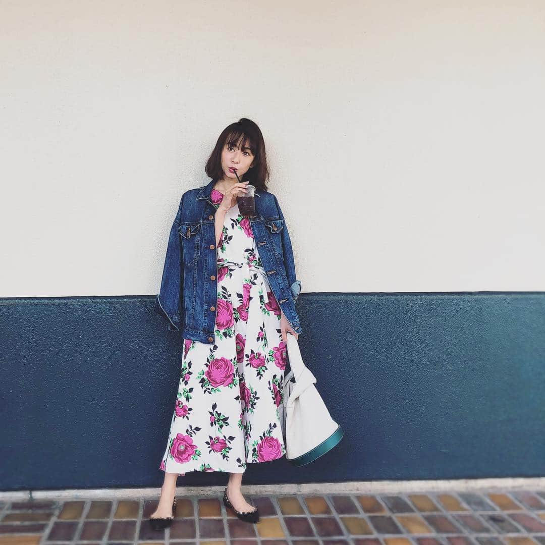 優木まおみさんのインスタグラム写真 - (優木まおみInstagram)「私服 デニムジャケット レッドカード ワンピース アメリヴィンテージ 靴 バレンティノ バッグ カルヴェン  #レッドカード #redcard #アメリヴィンテージ #amerivintage #バレンティノ #valentino #カルヴェン #carven #私服」4月12日 16時16分 - yukimaomi