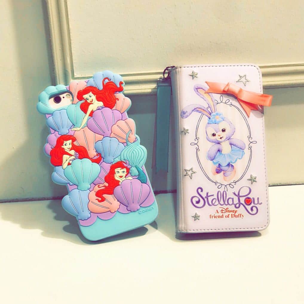 西村季里子のインスタグラム：「・ お気に入りのiPhoneケース🐰🎀 いつも2台持ち歩いてて ステラルーの方は 音楽聞いたりゲームする用、 アリエルの方は普段使いしてる🤙 一生キャラ物は卒業できないみたい😂💘 #iPhoneケース #iphonecase  #アリエル #ステラルー #🧜‍♀️ #🐰 #キャラ物 #ディズニー #disney  #toccocloset #ステラルーのリボンの雑さ  #follow #followme #instagood」