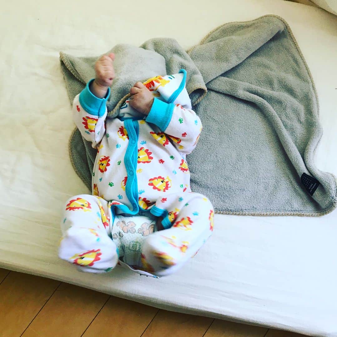 葵ゆりかさんのインスタグラム写真 - (葵ゆりかInstagram)「最近すごく手足を動かすので、ちょっと目を離したらこうなっていた(°_°) おもしろいけどさ。笑 窒息とか危ないので本当に気をつけなきゃ😂😂 #baby #あかちゃん #赤ちゃん #3ヶ月 #手足バタバタ #👶 #ベビスタグラム #mama」4月12日 18時28分 - yuriyuricchi