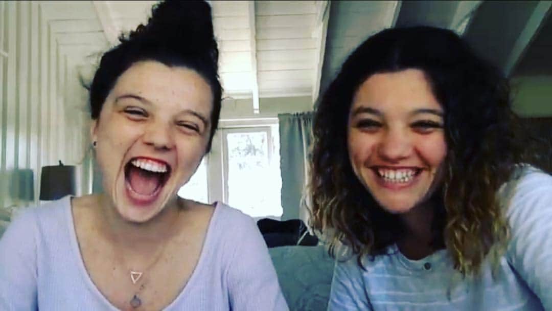 のインスタグラム：「What makes ya laugh? Times with my sisters and looking at this picture makes me laugh. @carlyraquelowen and I decided to post a little video about mental health. Would love to hear your thoughts or personal experience! Video in bio :)」