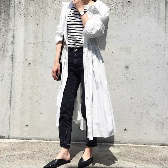 Liddell_Official_Fashionのインスタグラム：「. おしゃれなママさんコーデ👟 動きやすい格好がいいけど毎日スニーカーばかり...😢 そんなお悩みの方は今流行りのおしゃれぺたんこ靴はいかがですか⁇ デザインが個性的なものが流行中です💡 . トップス:無印良品 ジーンズ:ZARA 腕時計:ダニエルウェリントン .  #Repost @yk_oms with @get_repost ・・・ 今日はフェイシャルへ💆‍♀️♡ + + 暖かくなって嬉しいけど花粉症がひどくてしんどい☹ ☹ + + #ootd #fashion #style #zara #lfl #l4l #おしゃれ #ファッション #コーデ #ママコーデ #いいね返し#ザラジョ #モノトーンコーデ #白黒コーデ #カゴバック」