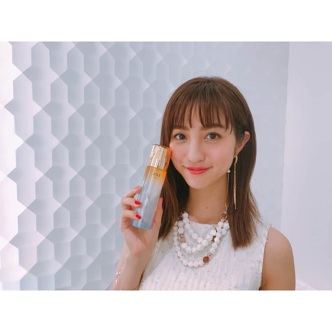 のインスタグラム：「今日は「est」の新製品"エスト ザ ローション"の発表イベントでした💄 普段のスキンケアや美容について色々とお話させていただきました✨ が、このestの化粧水、本当によい！！ 特に私はお風呂上がりすぐ、肌がパリパリするくらい乾燥肌が悩みなのですが… 肌に浸透するってこういうことか！！と実感できるほど、初めてつけた時に肌にぐんぐん肌の奥に入り込んでいった🤔 色んなところで1位になっているのも分かる。本当に素晴らしいアイテム！ お仕事で、とかではなく本気でオススメできるアイテムです！同じ乾燥肌に悩んでる人は使ってみてほしいなぁ。  ちなみに衣装は👗 one-piece: @blugirlofficial  pierce: @aula_official  necklace: @pesericoitaly  stylist: @nomuramasashi_stylist  hair make: @miyamoto_yuri_  ありがとうこざいました☺️❤️ #est #estthelotion #sofina #エスト #blugirl #aula #pesericoitaly」
