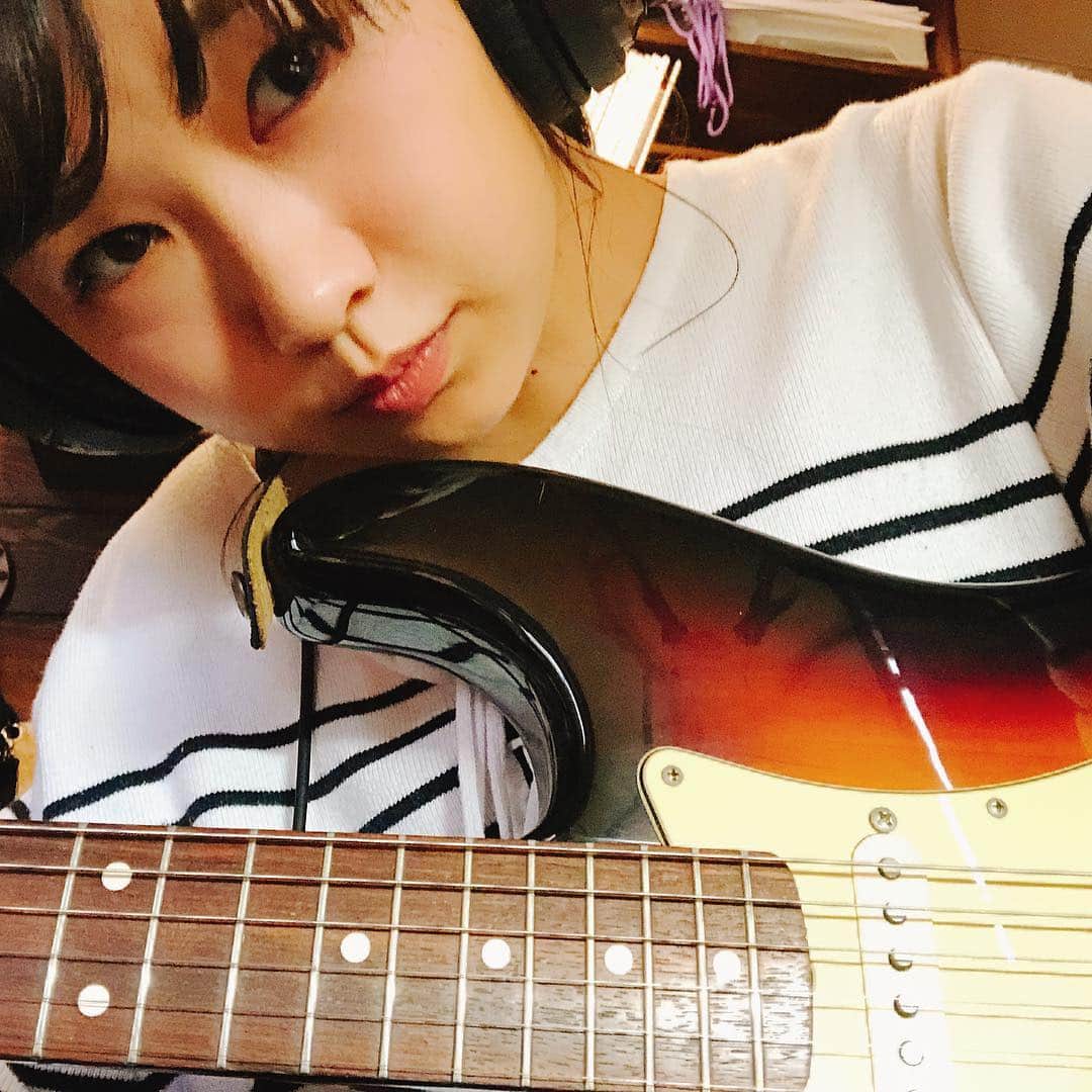 林青空さんのインスタグラム写真 - (林青空Instagram)「: : 作詞作曲難しい : : #シンガーソングライター #エレキギター #借り物」4月12日 22時33分 - aozora65