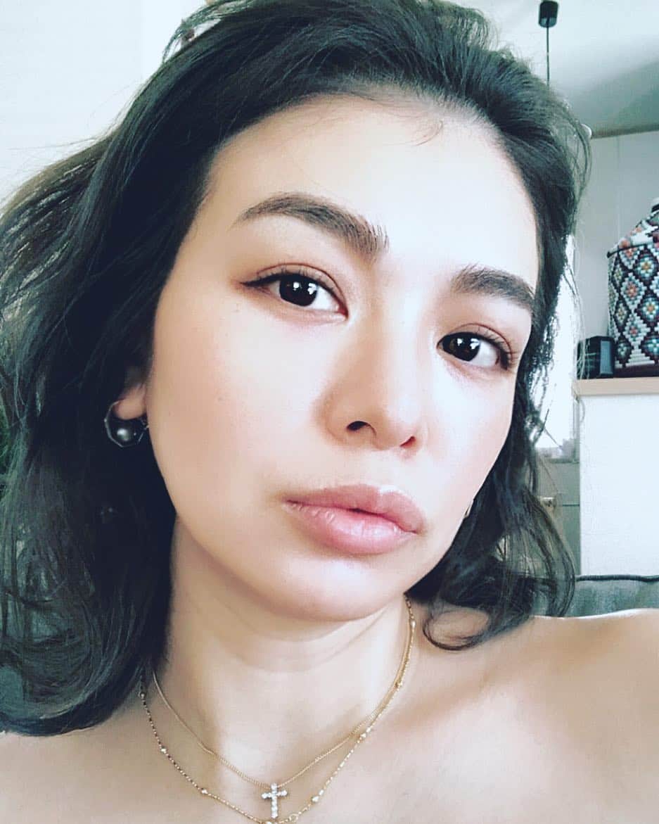 藤倉幸子のインスタグラム：「髪7㎝くらいカットしてグラデーションでアッシュにしてもらったよ‼︎ 本当は真っ黒にしよーと思ったんだけど絶対幸子は明るくするんだからと旦那さんとまるにとめられたのでまるオススメカラーにしてもらったよ😆  免許取って始めて1人で高速乗って運転して美容院まで行ったんだ😌 もうこれで何処へでも行ける👍🏻」