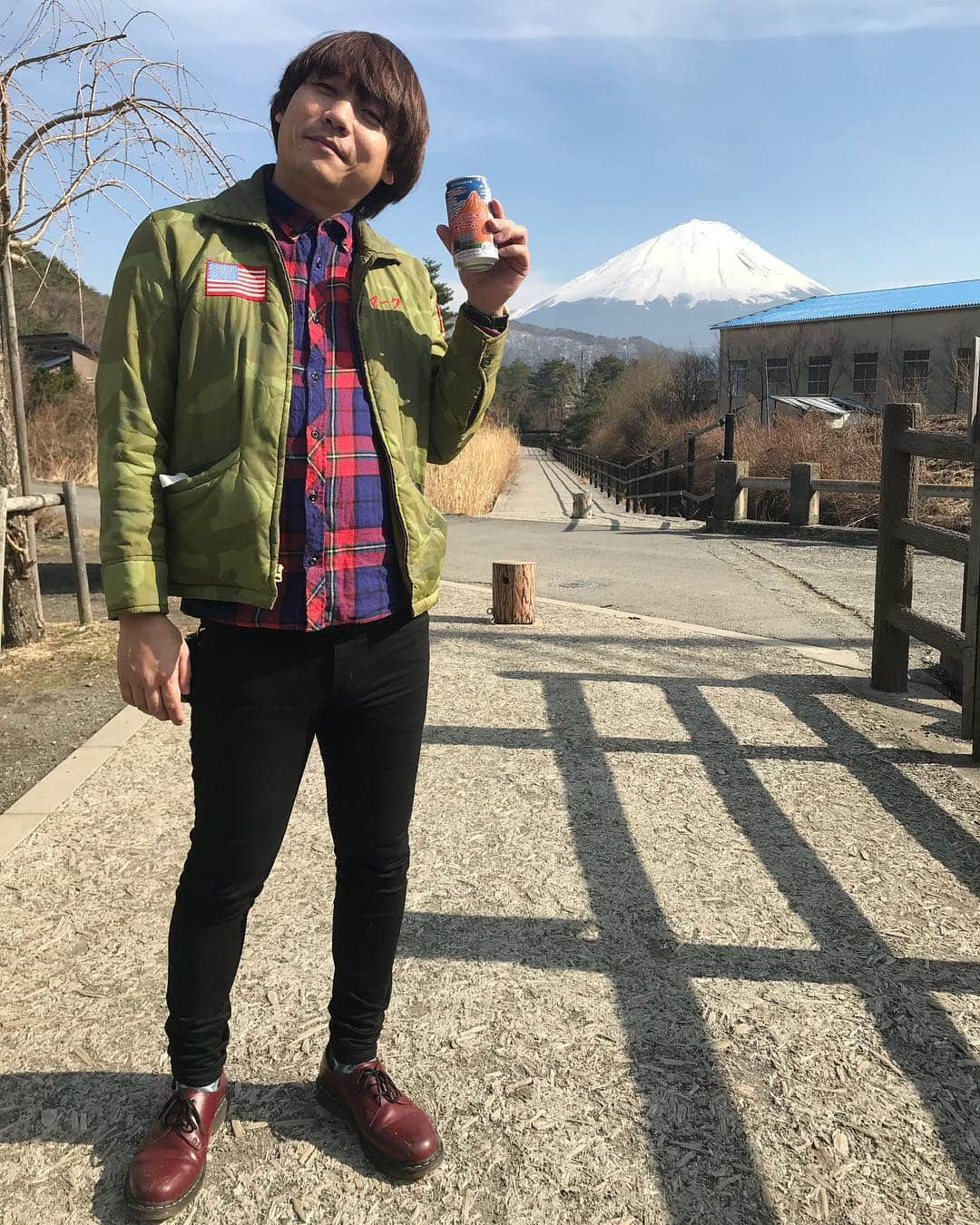 白井鉄也さんのインスタグラム写真 - (白井鉄也Instagram)「富士山の近所の村  #村 #ルーラできなそうな村 #イヌもネコも牛もいそうな村 #牛小屋の樽の中から小さなメダル出てきそうな村 #道具屋 #やくそう  8G #どくけしそう  10G #せいすい  20G #キメラのつばさ  25G #まんげつそう  30G #どくがのこな  500G #きえさりそう  300G #みたいなラインナップっぽい村 #宿屋は5Gっぽい村 #子供に話しかけたら「わーい わーい」後ろに犬「ワン ワン」っぽい村 #ネコ「ゴロゴロ〜」ぽい村 #意外に子供がヒント持ってるっぽい村 #ドラクエ #やりたくなってきた #ビールうま #富士山 #Fuji #me #tbt #love #cute #instlike #instgood」4月12日 23時34分 - shiraichimon