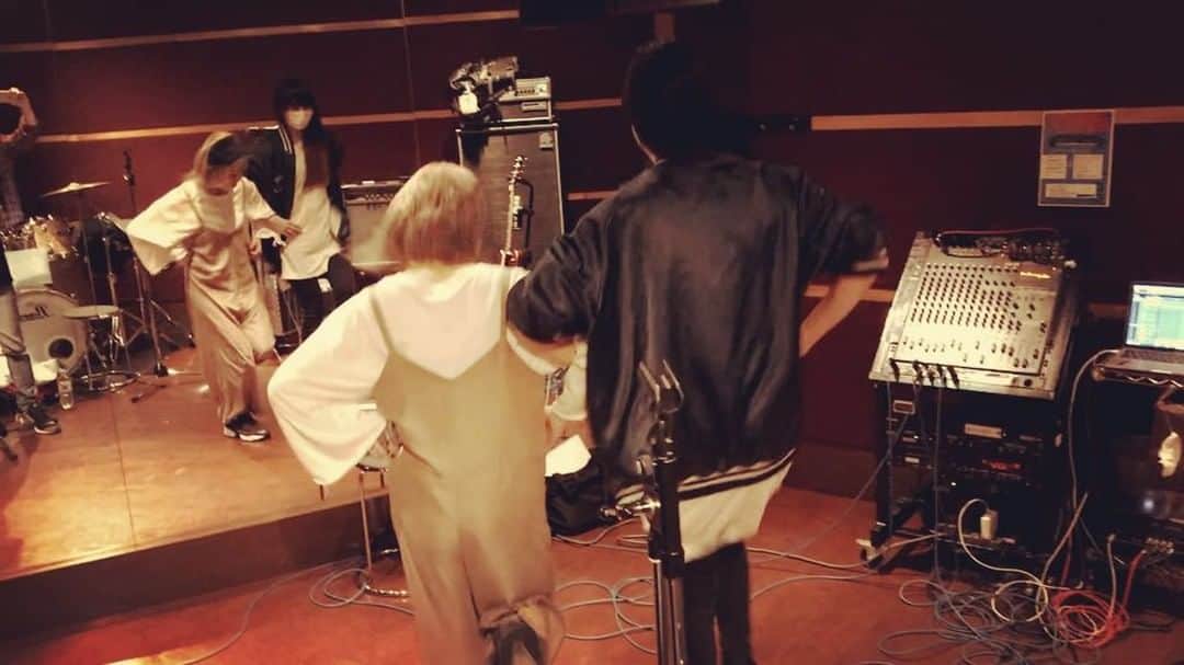 のインスタグラム：「ましょ隊女子のリハーサル風景💃🕺 #魔法少女になり隊 #ましょ隊 #ましょ隊オフしょ #japanesegirl #japanese #rock #band #vocalist #guitarist #dance #rehersal」