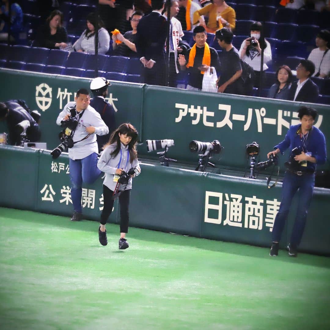 アンディ・チェンさんのインスタグラム写真 - (アンディ・チェンInstagram)「かわいいカメラマンさん😍 #東京ドーム #巨人戦 #canon」4月13日 1時35分 - myhiro99