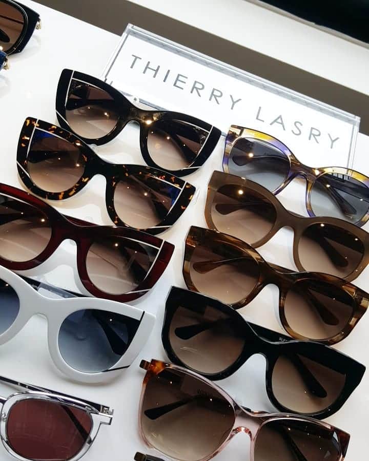 佐藤純さんのインスタグラム写真 - (佐藤純Instagram)「EYE WEAR の合同展示会へ同じ事務所のアッキーと行ってきました👓 『BARTON PERREIRA』10周年✨おめでとうございます👏  @bartonperreira (写真1枚目)  バートンプレイラのアイテムは、フレームからレンズ、パーツに至るまで、世界屈指のメガネ作りの技術を持つ日本製。  かけ心地もよさはもちろん、フレームのデザインやカラーも素敵。  @thierrylasry (写真2枚目.7枚目) ティエリーラスリーは女性らしさがあって、これまた素敵～😍 他にも… CUTLER AND GOOSS (カトラー&グッズ) Persol (ペルソール) Selima Optique (セリマオプティーク) HARRY LAR'S (ハリーラリー)  など、たくさんのサングラスや👓がありました。  最終的に写真1枚目のバートンプレイラと写真2枚目のティエリーラスリーで迷った～。 迷って迷って…  1枚目のバートンプレイラに決定💕  届くのが楽しみです。  久々に麻紀ちゃんにも会えた～😍😍😍 #eyewear #bartonperreira #cutlerandgooss #persol #alliedmetarworks #selimaoptique #thillylasry #harrylass #バートンプレイラ #カトラー&グロス #アライドメタルワークス #セリマオプティーク #ティエリーラスリー #ハリーラリー #サングラス #眼鏡 #ママ#ママモデル#モデル #mama#mamamodel#model」4月13日 3時25分 - junsatoidea