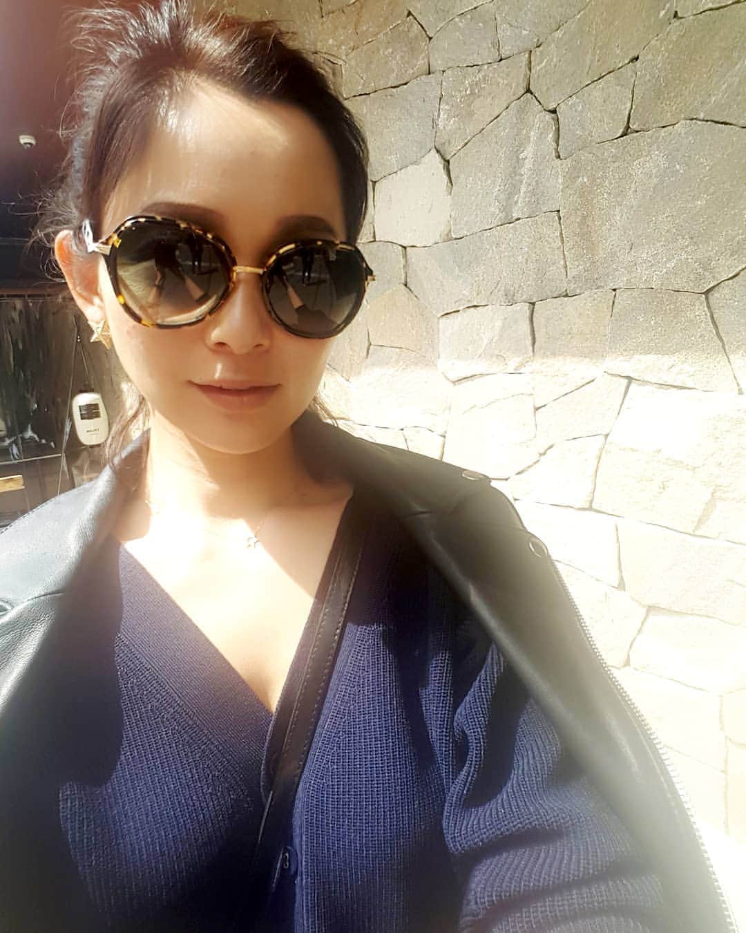 佐藤純さんのインスタグラム写真 - (佐藤純Instagram)「EYE WEAR の合同展示会へ同じ事務所のアッキーと行ってきました👓 『BARTON PERREIRA』10周年✨おめでとうございます👏  @bartonperreira (写真1枚目)  バートンプレイラのアイテムは、フレームからレンズ、パーツに至るまで、世界屈指のメガネ作りの技術を持つ日本製。  かけ心地もよさはもちろん、フレームのデザインやカラーも素敵。  @thierrylasry (写真2枚目.7枚目) ティエリーラスリーは女性らしさがあって、これまた素敵～😍 他にも… CUTLER AND GOOSS (カトラー&グッズ) Persol (ペルソール) Selima Optique (セリマオプティーク) HARRY LAR'S (ハリーラリー)  など、たくさんのサングラスや👓がありました。  最終的に写真1枚目のバートンプレイラと写真2枚目のティエリーラスリーで迷った～。 迷って迷って…  1枚目のバートンプレイラに決定💕  届くのが楽しみです。  久々に麻紀ちゃんにも会えた～😍😍😍 #eyewear #bartonperreira #cutlerandgooss #persol #alliedmetarworks #selimaoptique #thillylasry #harrylass #バートンプレイラ #カトラー&グロス #アライドメタルワークス #セリマオプティーク #ティエリーラスリー #ハリーラリー #サングラス #眼鏡 #ママ#ママモデル#モデル #mama#mamamodel#model」4月13日 3時25分 - junsatoidea
