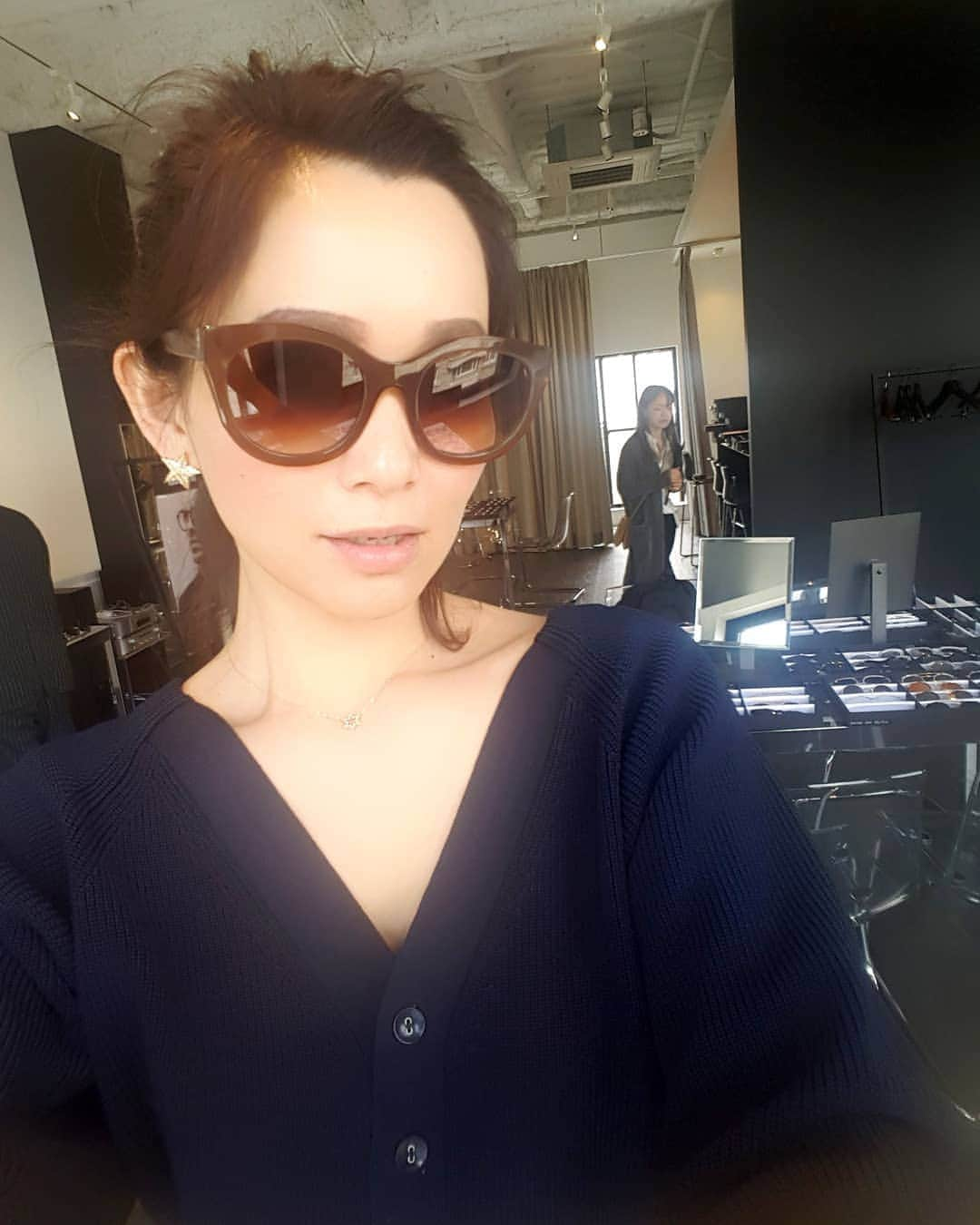 佐藤純さんのインスタグラム写真 - (佐藤純Instagram)「EYE WEAR の合同展示会へ同じ事務所のアッキーと行ってきました👓 『BARTON PERREIRA』10周年✨おめでとうございます👏  @bartonperreira (写真1枚目)  バートンプレイラのアイテムは、フレームからレンズ、パーツに至るまで、世界屈指のメガネ作りの技術を持つ日本製。  かけ心地もよさはもちろん、フレームのデザインやカラーも素敵。  @thierrylasry (写真2枚目.7枚目) ティエリーラスリーは女性らしさがあって、これまた素敵～😍 他にも… CUTLER AND GOOSS (カトラー&グッズ) Persol (ペルソール) Selima Optique (セリマオプティーク) HARRY LAR'S (ハリーラリー)  など、たくさんのサングラスや👓がありました。  最終的に写真1枚目のバートンプレイラと写真2枚目のティエリーラスリーで迷った～。 迷って迷って…  1枚目のバートンプレイラに決定💕  届くのが楽しみです。  久々に麻紀ちゃんにも会えた～😍😍😍 #eyewear #bartonperreira #cutlerandgooss #persol #alliedmetarworks #selimaoptique #thillylasry #harrylass #バートンプレイラ #カトラー&グロス #アライドメタルワークス #セリマオプティーク #ティエリーラスリー #ハリーラリー #サングラス #眼鏡 #ママ#ママモデル#モデル #mama#mamamodel#model」4月13日 3時25分 - junsatoidea