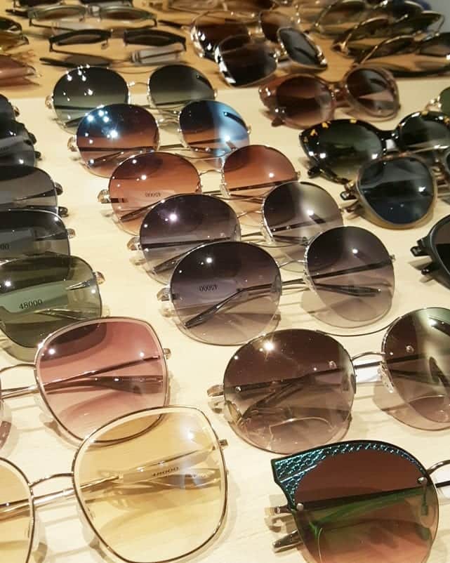 佐藤純さんのインスタグラム写真 - (佐藤純Instagram)「EYE WEAR の合同展示会へ同じ事務所のアッキーと行ってきました👓 『BARTON PERREIRA』10周年✨おめでとうございます👏  @bartonperreira (写真1枚目)  バートンプレイラのアイテムは、フレームからレンズ、パーツに至るまで、世界屈指のメガネ作りの技術を持つ日本製。  かけ心地もよさはもちろん、フレームのデザインやカラーも素敵。  @thierrylasry (写真2枚目.7枚目) ティエリーラスリーは女性らしさがあって、これまた素敵～😍 他にも… CUTLER AND GOOSS (カトラー&グッズ) Persol (ペルソール) Selima Optique (セリマオプティーク) HARRY LAR'S (ハリーラリー)  など、たくさんのサングラスや👓がありました。  最終的に写真1枚目のバートンプレイラと写真2枚目のティエリーラスリーで迷った～。 迷って迷って…  1枚目のバートンプレイラに決定💕  届くのが楽しみです。  久々に麻紀ちゃんにも会えた～😍😍😍 #eyewear #bartonperreira #cutlerandgooss #persol #alliedmetarworks #selimaoptique #thillylasry #harrylass #バートンプレイラ #カトラー&グロス #アライドメタルワークス #セリマオプティーク #ティエリーラスリー #ハリーラリー #サングラス #眼鏡 #ママ#ママモデル#モデル #mama#mamamodel#model」4月13日 3時25分 - junsatoidea