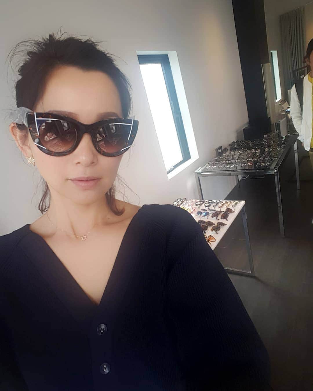 佐藤純さんのインスタグラム写真 - (佐藤純Instagram)「EYE WEAR の合同展示会へ同じ事務所のアッキーと行ってきました👓 『BARTON PERREIRA』10周年✨おめでとうございます👏  @bartonperreira (写真1枚目)  バートンプレイラのアイテムは、フレームからレンズ、パーツに至るまで、世界屈指のメガネ作りの技術を持つ日本製。  かけ心地もよさはもちろん、フレームのデザインやカラーも素敵。  @thierrylasry (写真2枚目.7枚目) ティエリーラスリーは女性らしさがあって、これまた素敵～😍 他にも… CUTLER AND GOOSS (カトラー&グッズ) Persol (ペルソール) Selima Optique (セリマオプティーク) HARRY LAR'S (ハリーラリー)  など、たくさんのサングラスや👓がありました。  最終的に写真1枚目のバートンプレイラと写真2枚目のティエリーラスリーで迷った～。 迷って迷って…  1枚目のバートンプレイラに決定💕  届くのが楽しみです。  久々に麻紀ちゃんにも会えた～😍😍😍 #eyewear #bartonperreira #cutlerandgooss #persol #alliedmetarworks #selimaoptique #thillylasry #harrylass #バートンプレイラ #カトラー&グロス #アライドメタルワークス #セリマオプティーク #ティエリーラスリー #ハリーラリー #サングラス #眼鏡 #ママ#ママモデル#モデル #mama#mamamodel#model」4月13日 3時25分 - junsatoidea