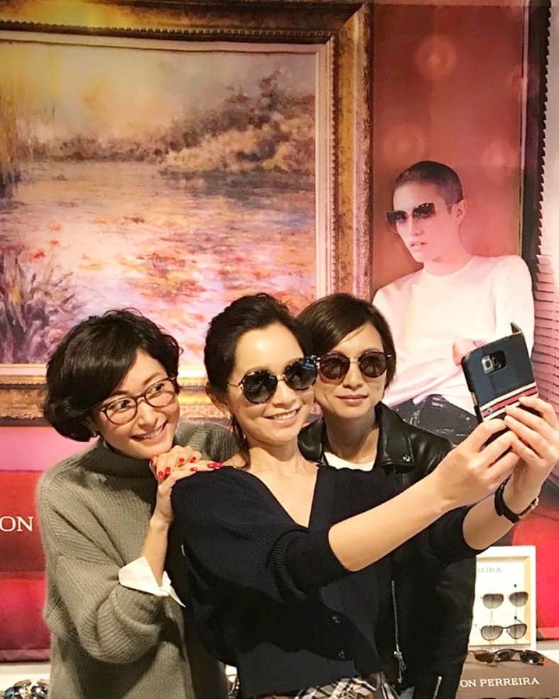 佐藤純さんのインスタグラム写真 - (佐藤純Instagram)「EYE WEAR の合同展示会へ同じ事務所のアッキーと行ってきました👓 『BARTON PERREIRA』10周年✨おめでとうございます👏  @bartonperreira (写真1枚目)  バートンプレイラのアイテムは、フレームからレンズ、パーツに至るまで、世界屈指のメガネ作りの技術を持つ日本製。  かけ心地もよさはもちろん、フレームのデザインやカラーも素敵。  @thierrylasry (写真2枚目.7枚目) ティエリーラスリーは女性らしさがあって、これまた素敵～😍 他にも… CUTLER AND GOOSS (カトラー&グッズ) Persol (ペルソール) Selima Optique (セリマオプティーク) HARRY LAR'S (ハリーラリー)  など、たくさんのサングラスや👓がありました。  最終的に写真1枚目のバートンプレイラと写真2枚目のティエリーラスリーで迷った～。 迷って迷って…  1枚目のバートンプレイラに決定💕  届くのが楽しみです。  久々に麻紀ちゃんにも会えた～😍😍😍 #eyewear #bartonperreira #cutlerandgooss #persol #alliedmetarworks #selimaoptique #thillylasry #harrylass #バートンプレイラ #カトラー&グロス #アライドメタルワークス #セリマオプティーク #ティエリーラスリー #ハリーラリー #サングラス #眼鏡 #ママ#ママモデル#モデル #mama#mamamodel#model」4月13日 3時25分 - junsatoidea
