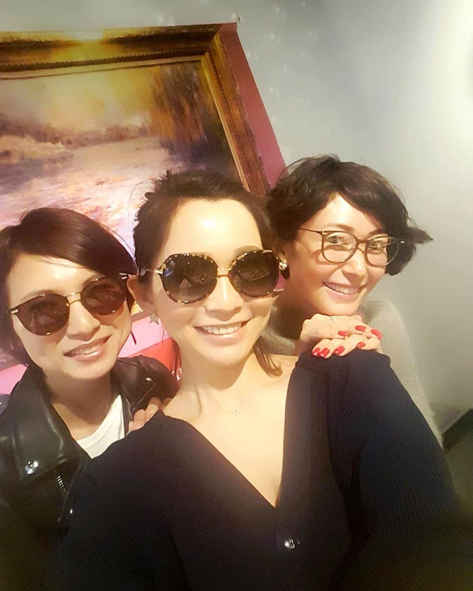 佐藤純さんのインスタグラム写真 - (佐藤純Instagram)「EYE WEAR の合同展示会へ同じ事務所のアッキーと行ってきました👓 『BARTON PERREIRA』10周年✨おめでとうございます👏  @bartonperreira (写真1枚目)  バートンプレイラのアイテムは、フレームからレンズ、パーツに至るまで、世界屈指のメガネ作りの技術を持つ日本製。  かけ心地もよさはもちろん、フレームのデザインやカラーも素敵。  @thierrylasry (写真2枚目.7枚目) ティエリーラスリーは女性らしさがあって、これまた素敵～😍 他にも… CUTLER AND GOOSS (カトラー&グッズ) Persol (ペルソール) Selima Optique (セリマオプティーク) HARRY LAR'S (ハリーラリー)  など、たくさんのサングラスや👓がありました。  最終的に写真1枚目のバートンプレイラと写真2枚目のティエリーラスリーで迷った～。 迷って迷って…  1枚目のバートンプレイラに決定💕  届くのが楽しみです。  久々に麻紀ちゃんにも会えた～😍😍😍 #eyewear #bartonperreira #cutlerandgooss #persol #alliedmetarworks #selimaoptique #thillylasry #harrylass #バートンプレイラ #カトラー&グロス #アライドメタルワークス #セリマオプティーク #ティエリーラスリー #ハリーラリー #サングラス #眼鏡 #ママ#ママモデル#モデル #mama#mamamodel#model」4月13日 3時25分 - junsatoidea