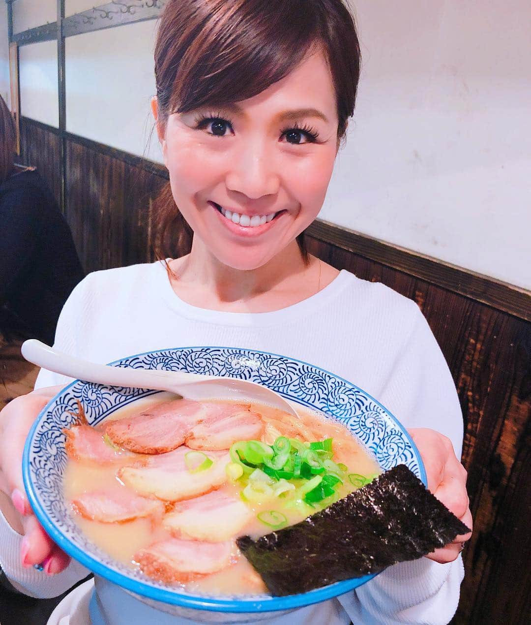 重太みゆきさんのインスタグラム写真 - (重太みゆきInstagram)「テレビ収録前😊大好物でパワーを一気に充電🔋今日はTBSさんで番組収録です。前回の収録前はラーメン🍜今回は🍔 BURGERKING❣️最高 #重太みゆき #重太 #印象道 #印象評論家 #ラーメン #らーめん #🍔🍔🍔 #tbs #収録 #スタジオ #本番前 #スタミナ #勝負めし」4月13日 14時36分 - shigetamiyuki