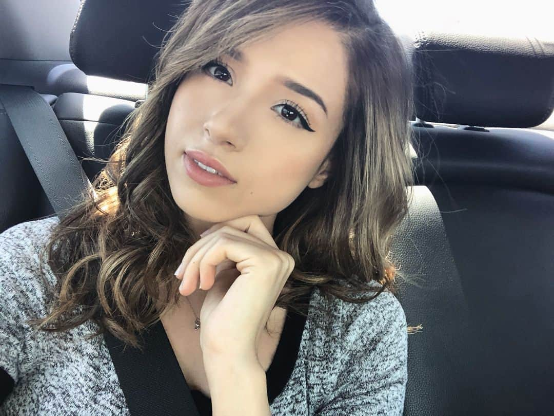 Pokimaneさんのインスタグラム写真 - (PokimaneInstagram)「are you bored of me yet 👀」4月13日 6時09分 - pokimanelol