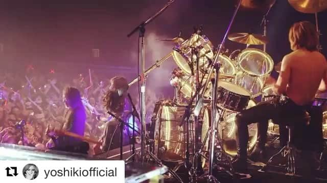 X Japanのインスタグラム：「#Repost @yoshikiofficial ・・・ Just finished the show.  Video from last night. @coachella you are next! See you Saturday! #rocknroll #wearex #coachella @xjapanofficial」