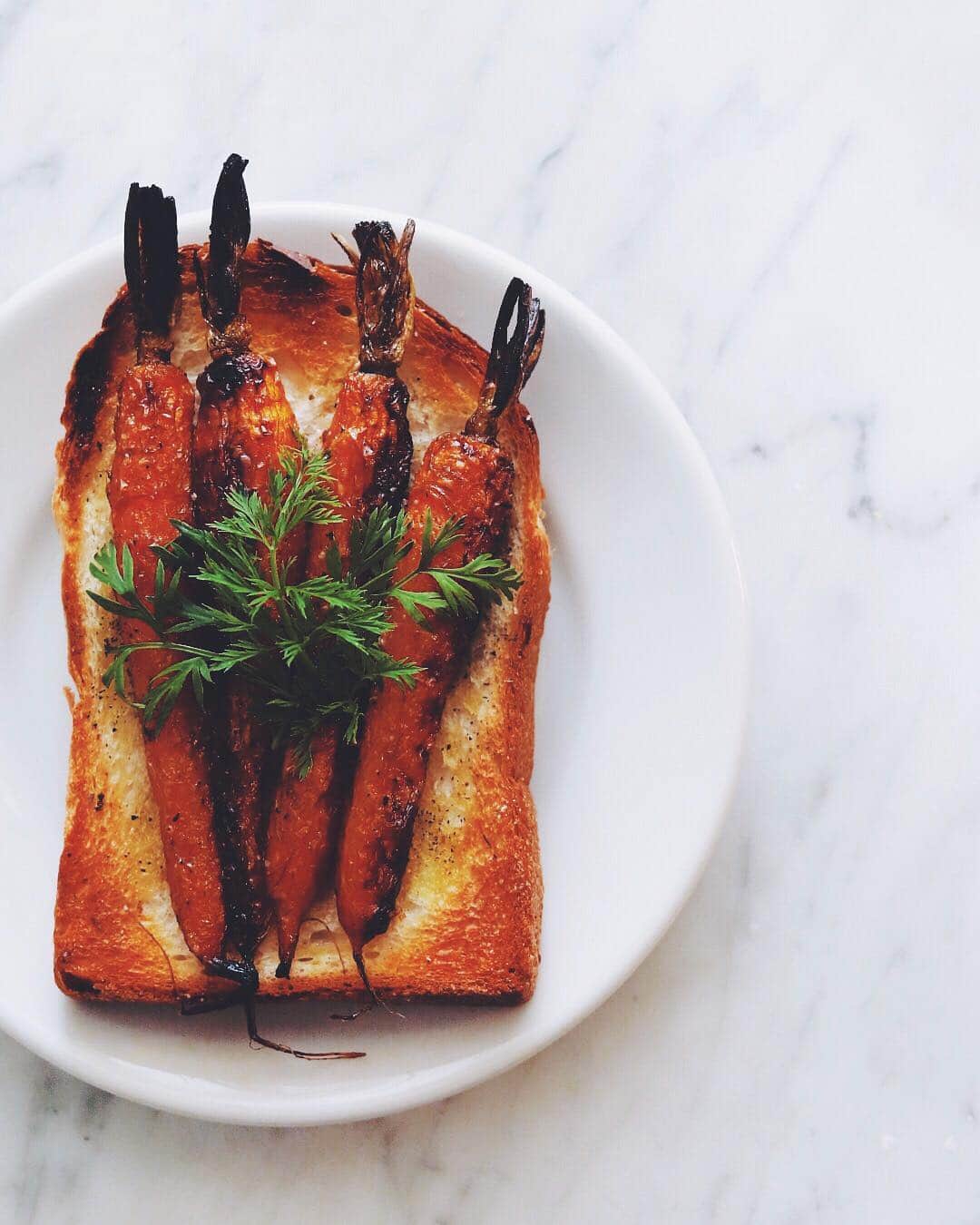 樋口正樹さんのインスタグラム写真 - (樋口正樹Instagram)「Carrot toast . 今朝はニンジントースト。 バターで炒めたニンジンの 濃厚な甘さは、塩はもちろん、 焦げで引き出すと美味しい。 . . #人参 #ニンジン #キャロット #焦げは調味料 #焦げフェチ #carrot #carrots #carrottoast #thecookfeed #easymeals #toastsforall #🥕」4月13日 7時38分 - higuccini