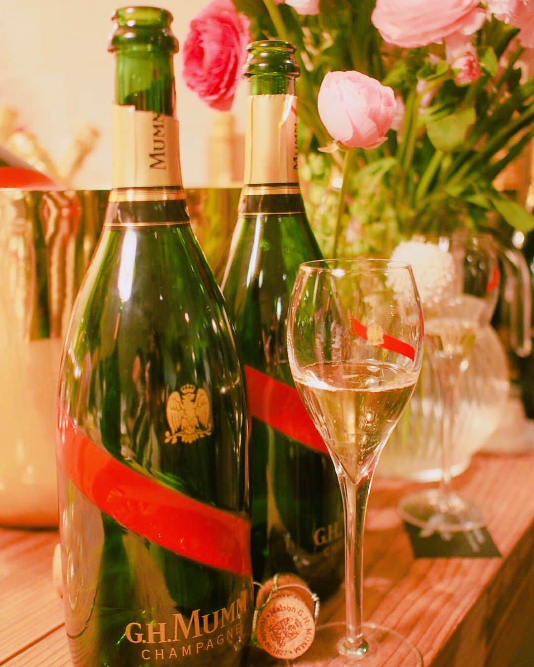 樋口智恵子さんのインスタグラム写真 - (樋口智恵子Instagram)「@lauramercierjapan New Lipstick launch Party💄 ❤️ 👄 Beautiful French style party with good champagne,flowers and sweets from St.Tropez 🍾🍫🌹🇫🇷 . . . . 4/18に発売される @lauramercierjapan の"ヴェロアリップ"ローンチパーティへ💄 発色が良く、まさにヴェロアのような質感が上品で新鮮です👄 . @my_little_box_japan のオフィスにはお花が咲き乱れ、 @ghmumm_jpn のシャンパンがポンポン開き、サントロペのケーキに舌鼓...フランスを感じるとても華やかなパーティでした🇫🇷🍾🌹🥂最後は巨大なシャンパンボトル抱えてお休みなさい🤤🍾楽しい夜だったな🌙 . . . . #ローラメルシエ #lauramercier #ヴェロアリップ #mylittlebox #マイリトルボックス #paris #launchparty #ghmumm #champagne #新作コスメ #lipstick #sezane #sezaneaddict #pampelonne #sttropez #新発売」4月13日 8時46分 - chieko_higuchi
