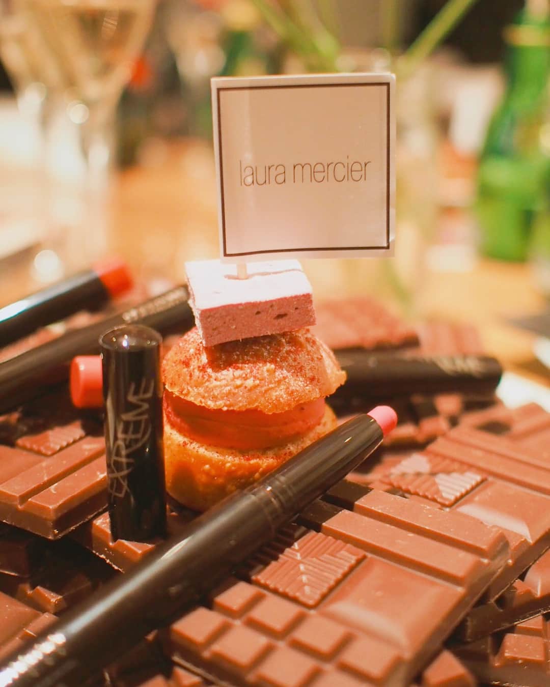 のインスタグラム：「@lauramercierjapan New Lipstick launch Party💄 ❤️ 👄 Beautiful French style party with good champagne,flowers and sweets from St.Tropez 🍾🍫🌹🇫🇷 . . . . 4/18に発売される @lauramercierjapan の"ヴェロアリップ"ローンチパーティへ💄 発色が良く、まさにヴェロアのような質感が上品で新鮮です👄 . @my_little_box_japan のオフィスにはお花が咲き乱れ、 @ghmumm_jpn のシャンパンがポンポン開き、サントロペのケーキに舌鼓...フランスを感じるとても華やかなパーティでした🇫🇷🍾🌹🥂最後は巨大なシャンパンボトル抱えてお休みなさい🤤🍾楽しい夜だったな🌙 . . . . #ローラメルシエ #lauramercier #ヴェロアリップ #mylittlebox #マイリトルボックス #paris #launchparty #ghmumm #champagne #新作コスメ #lipstick #sezane #sezaneaddict #pampelonne #sttropez #新発売」