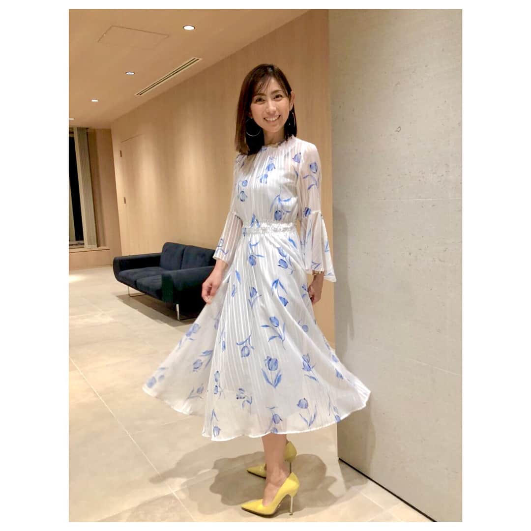 のインスタグラム：「今朝は、新年度リニューアルしてから初の「ZIP!」スタジオ出演でした🙌🏻 新しいスタジオセット可愛いですね〜✨(2枚め)  この4月から「ZIP!」は8年めになります。 当初、こんなに長年お世話になるなんて全く想像していませんでした。今年度も「ZIP!」に出演できて本当嬉しいです✨ こうして年数を重ねることは有難いことですが、どんな時も初心を忘れずに…今一度気を引き締めて頑張ります！  今日の衣装は CELFORDのチューリップ柄ワンピース とても軽やかなワンピースでした✨ CELFORDは、今一番注目しているブランド(*^^*) 可愛さがツボ過ぎるww . #ziptv #今年度もよろしくお願いします #今日の衣装 #celford @celford_official」