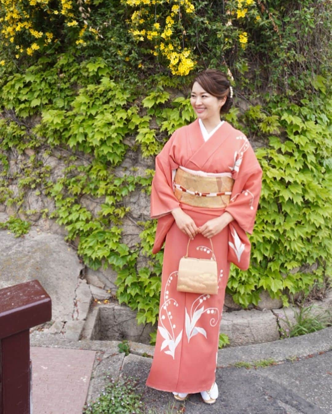 林香里さんのインスタグラム写真 - (林香里Instagram)「入学式はお着物で出席しました👘 こんな時しか着る機会もないし 思い切って…♡♡♡ 小物はゴールドで統一♪  #着物#入学式#ママ #kimono#👘」4月13日 10時01分 - kaori_hayashi1203