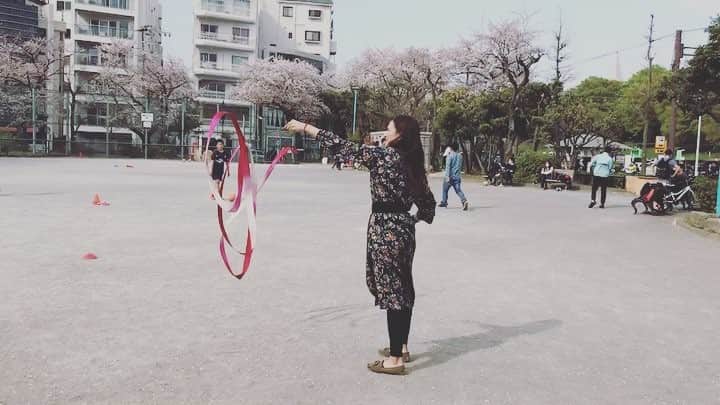 瀬間友里加のインスタグラム：「先日のお休み🌸やったことのないことを教えあう🎾🎀笑  アドバイスって難しい!! 色んな教え方がある中でわかりやすく伝えられるようになりたい✨それにしてもリズム感がない😂@tanakakotono #ありがとう #新体操 #リボン #アスリート女子」