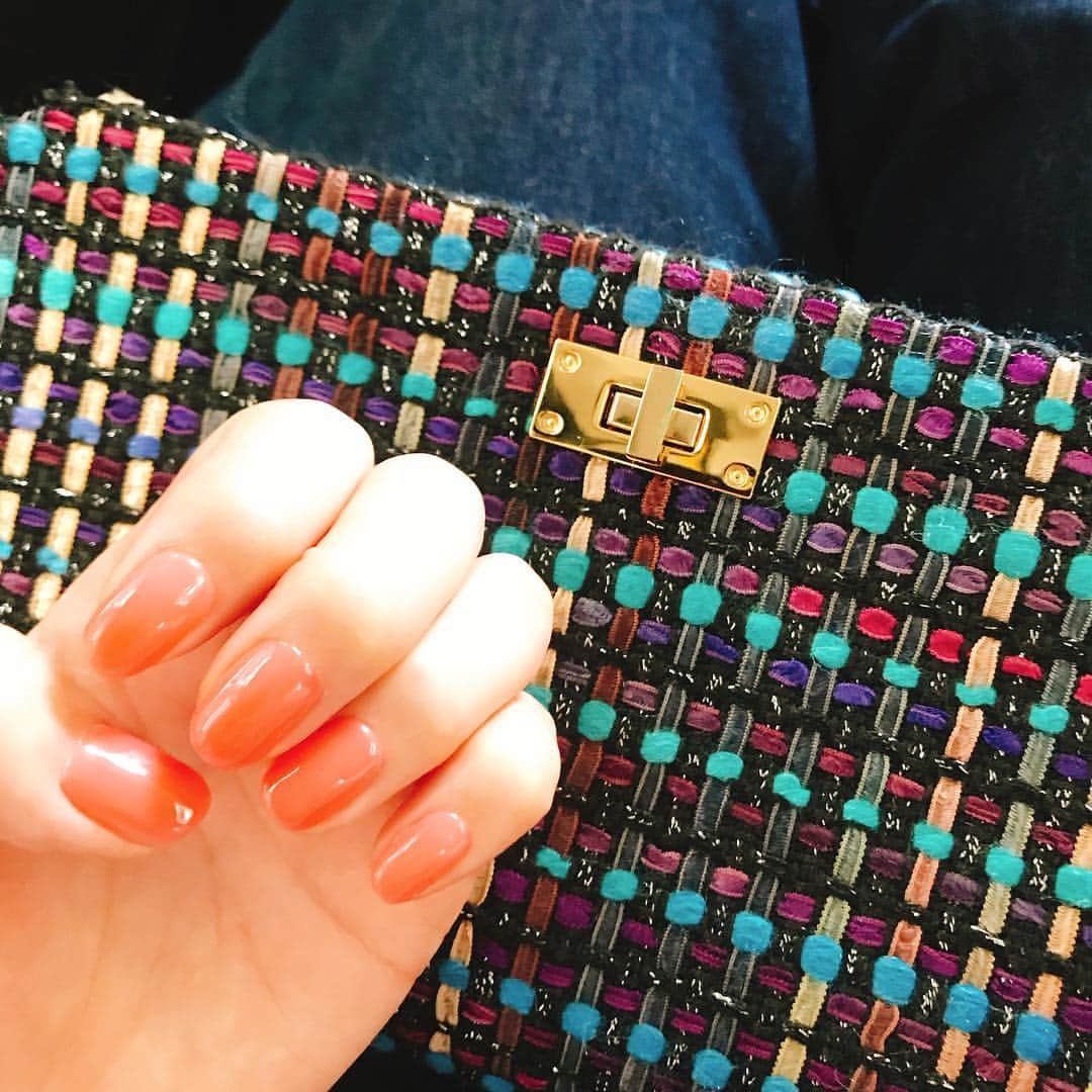 のインスタグラム：「new nailcolor❤︎ 一色塗りのコーラルオレンジが新鮮 肌馴染みもとっても良い✨ @penelopesis のオリジナルブレンドカラーだそう☺︎ #nail #nailcolor #jelnail #nailcare #penelopesis  #lintontweed @riedastar」