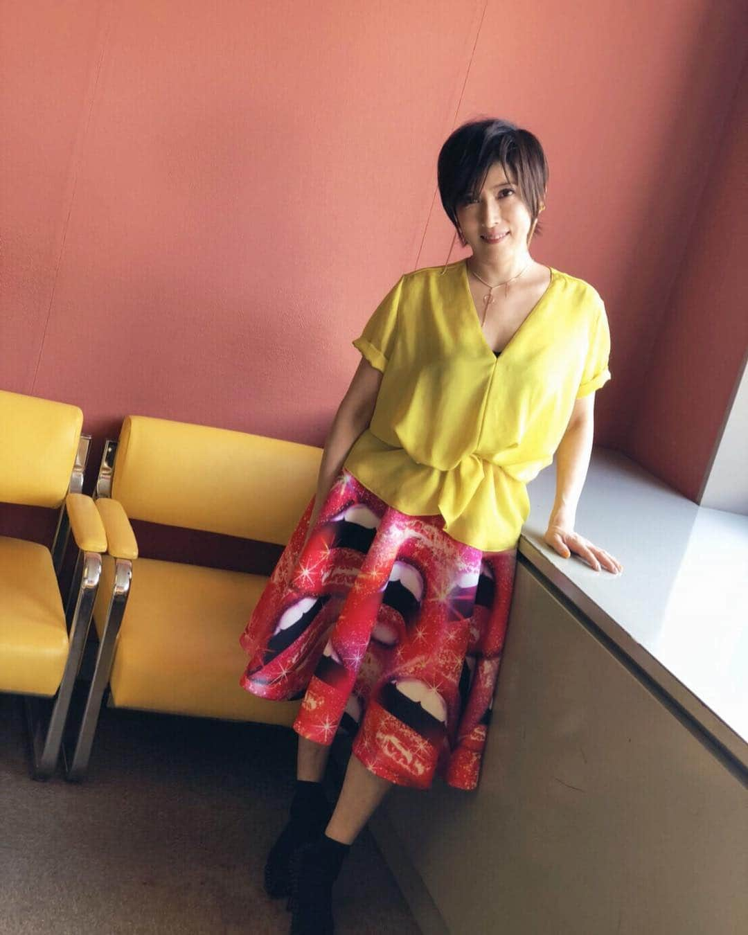 YU-KIさんのインスタグラム写真 - (YU-KIInstagram)「こんにちは！衣装はその日までお楽しみに〜😊とUPしないんだけど、全身しかなかった。💦 唇👄のプリントのPOPなスカートに、少しパンチのあるパンプス。あ、週末はまたまた風が強いそうだよ🌀風邪ひいてる人が多いし気をつけなきゃだね。#trf25th #yu-ki  #tvshooting」4月13日 12時44分 - yuuki.trf.1912