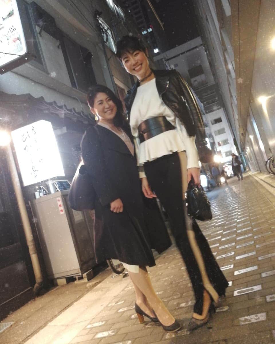 桐島瑞希さんのインスタグラム写真 - (桐島瑞希Instagram)「日本橋の路地裏。 J:COM台東から来たお姉さんと一杯🍶 @aizm225 ちゃんニュースおつかれい💕  #日本橋 #nihonbashi #fridaynight #長身女子」4月13日 22時49分 - mizkirisiii