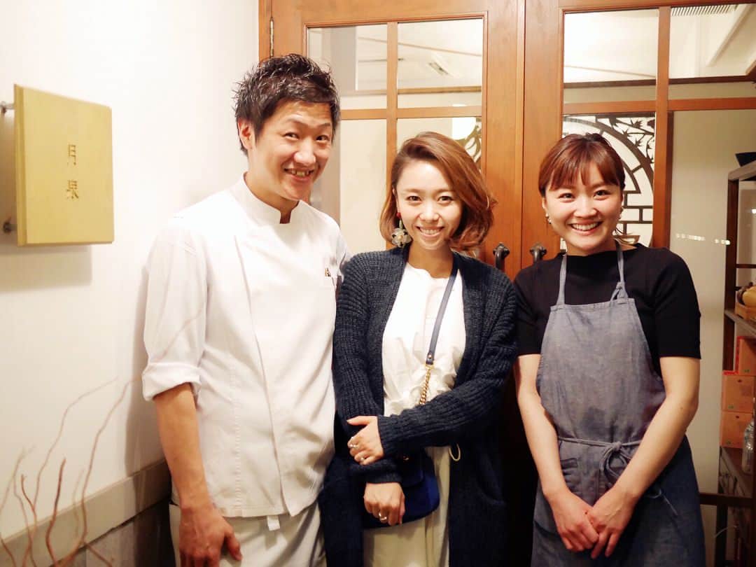松本亜希さんのインスタグラム写真 - (松本亜希Instagram)「・ 先日、2回目の#月泉 へ主人と行って参りました🇨🇳🍜 ・ 月泉の名物の6種類の前菜から始まり、空芯菜炒め、エビチリ、牛肉の四川風煮込み、海老チャーハン、アサリの汁そば、胡麻団子♡ ・ その日の気分や、これは食べたい！など色々聞いてくださり好みのコースをシェフが作ってくださいます。 ・ シェフが作るかなり凝った創作中華は本当にどれも絶品！ 海老チャーハンと普通に書いてますが、ただの海老チャーハンぢゃありまへん。 あんな海老チャーハン食べたことないわ！激ウマやった🙄 ・ お料理はもちろん、シェフと可愛い奥様のお人柄がまた最高❤️ 帰りにお写真お願いしちゃいました✌️ 次はめちゃ行きたがっている両親を連れていかねば❣️ _________________________ #中國菜月泉 #中華 #北浜 #instafood #グルメ #dinner #主人も美味しすぎて唸ってたw #次回はやはし麻婆豆腐を頼まねば🤤 #うにアワビ焼きそばも食べたい」4月13日 15時52分 - m_akiron
