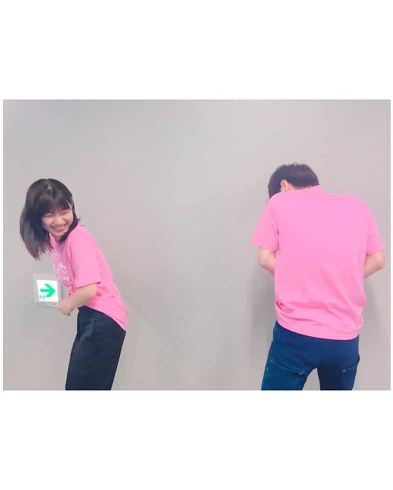 瀧本美織さんのインスタグラム写真 - (瀧本美織Instagram)「みんな大好きだいすけお兄さんだよ〜🤗🌸スタッフさんが可愛いスタッフTシャツを作ってくれたのでこれを着てリハを🎤マネージャーさんに二人ともズボンのヒモ出てますよと言われ慌ててしまう私達…笑、明日、明後日はみんなで盛り上がろう😋✨ #だいすけお兄さん#familylive#2018#大阪城ホール#スタッフtシャツ#変顔」4月13日 17時17分 - mioritakimoto_official