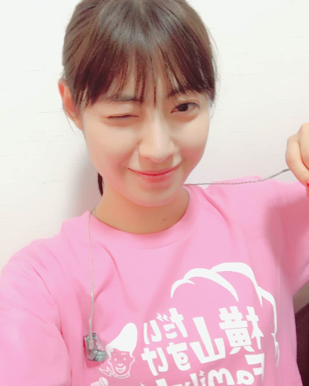 瀧本美織さんのインスタグラム写真 - (瀧本美織Instagram)「みんな大好きだいすけお兄さんだよ〜🤗🌸スタッフさんが可愛いスタッフTシャツを作ってくれたのでこれを着てリハを🎤マネージャーさんに二人ともズボンのヒモ出てますよと言われ慌ててしまう私達…笑、明日、明後日はみんなで盛り上がろう😋✨ #だいすけお兄さん#familylive#2018#大阪城ホール#スタッフtシャツ#変顔」4月13日 17時17分 - mioritakimoto_official